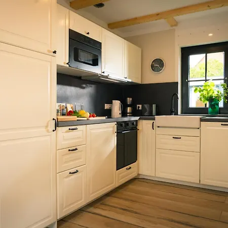 Reetdachhaus Laurin In *