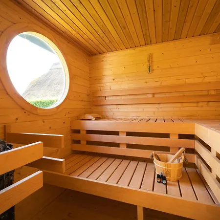 Holiday home Reetdachhaus Laurin In *
